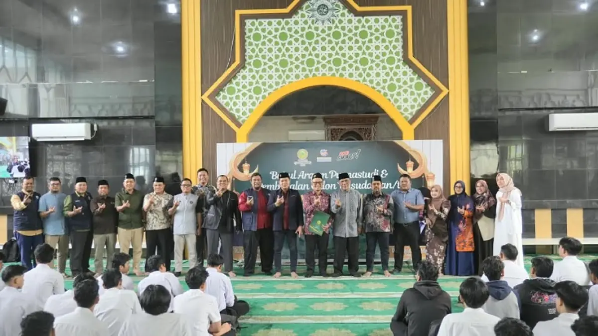Ketua Badan Pembina Harian Umri Prof Dr H Muhammad Nazir MA foto bersama Instruktur dan pimpinan Umri usai membuka kegiatan Baitul Arqam dan Pembekalan Calon Wisudawan XXXI di Masjid Baitul Hikmah Kampus Utama UMRI, Kamis (24/9/2026).(Humas Umri untuk Riau Pos)