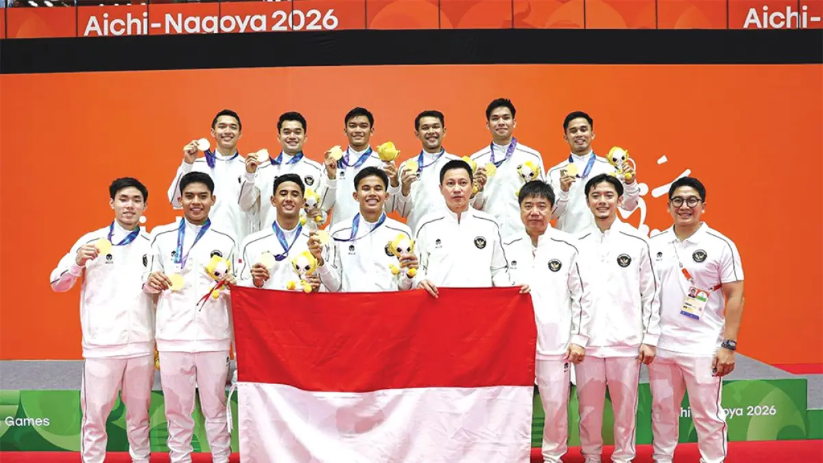 Atlet, pelatih, dan ofisial tim bulutangkis beregu putra Indonesia memperlihatkan medali emas Asian Games 2026 yang diraih di Ichinomiya City Municipal Gymnasium, Kamis (24/9/2026). Foto kiri,  tunggal putra Indonesia Moh Zaki Ubaidillah lega usai mengalahkan wakil Cina Weng Hongyang di partai terakhir. (Dok. PBSI dan NOC INDONESIA)