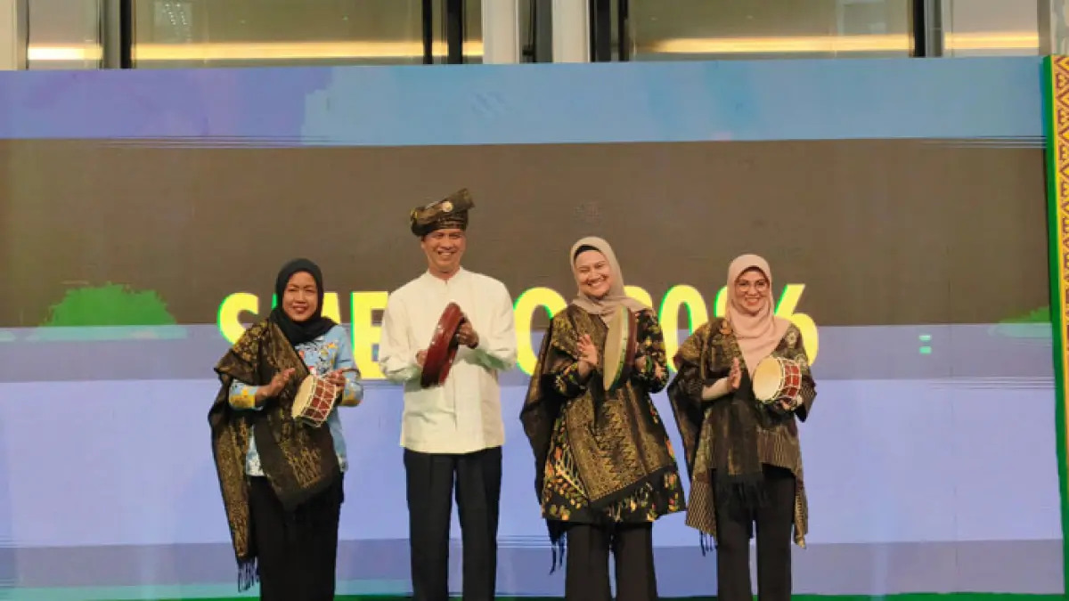 Asisten 3 Setdaprov Riau M Job Kurniawan (dua kiri), VP Community Involvement & Development PT Pertamina Patra Niaga Dian Hapsari Firasati (dua kanan) bersama jajaran forkopimda memukul Kompang tanda dibukanya Pertamina SMEXPO Pekanbaru 2026 di Mal Living World Pekanbaru,  Jumat (25/9/2026). (Evan Gunanzar/Riau Pos)