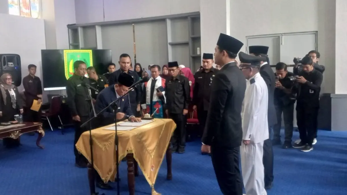 Bupati Rohil H Bistamam memimpin pelantikan di Bagansiapiapi, Jumat (25/9/2026). (Zulfadhli/Riaupos.co)