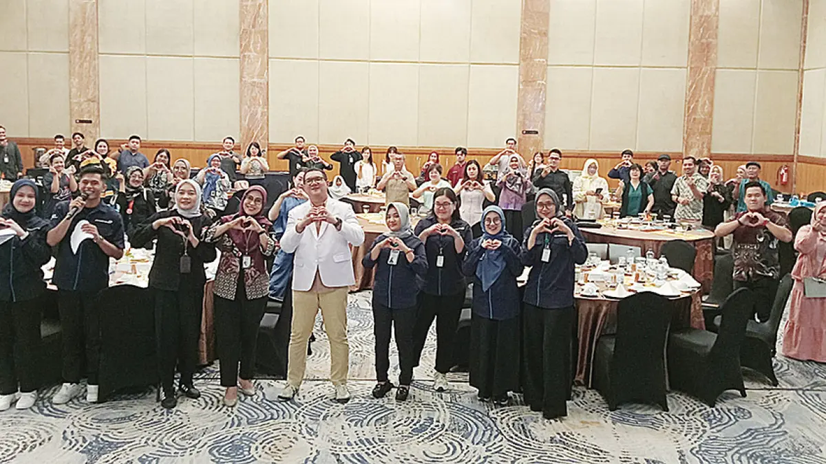 Direktur RS Awal Bros A Yani Pekanbaru dr Prima Aprianti (empat kiri) didampingi Dokter Spesialis Bedah Subspesialis Bedah Vaskuler dan Endovaskular RS Awal Bros (AB) A Yani Pekanbaru dr Robby Anggara MKed (Surg) SpB-ET Subsp BVE (K) (tengah) foto bersama peserta Health Talk Bye-bye Varises di Ballroom Hotel Aryaduta Pekanbaru, Kamis (24/9/2026). (Prapti Dwi Lestari/riau pos)