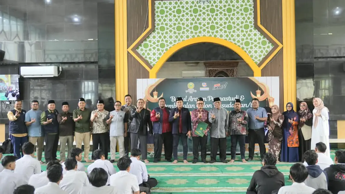 FOTO BERSAMA: Ketua Badan Pembina Harian Umri Prof Dr H Muhammad Nazir MA foto bersama instruktur dan pimpinan Umri usai membuka kegiatan Baitul Arqam dan Pembekalan Calon Wisudawan XXXI di Masjid Baitul Hikmah Kampus Utama, Kamis (24/9/2026).(Humas Umri untuk Riau Pos)
