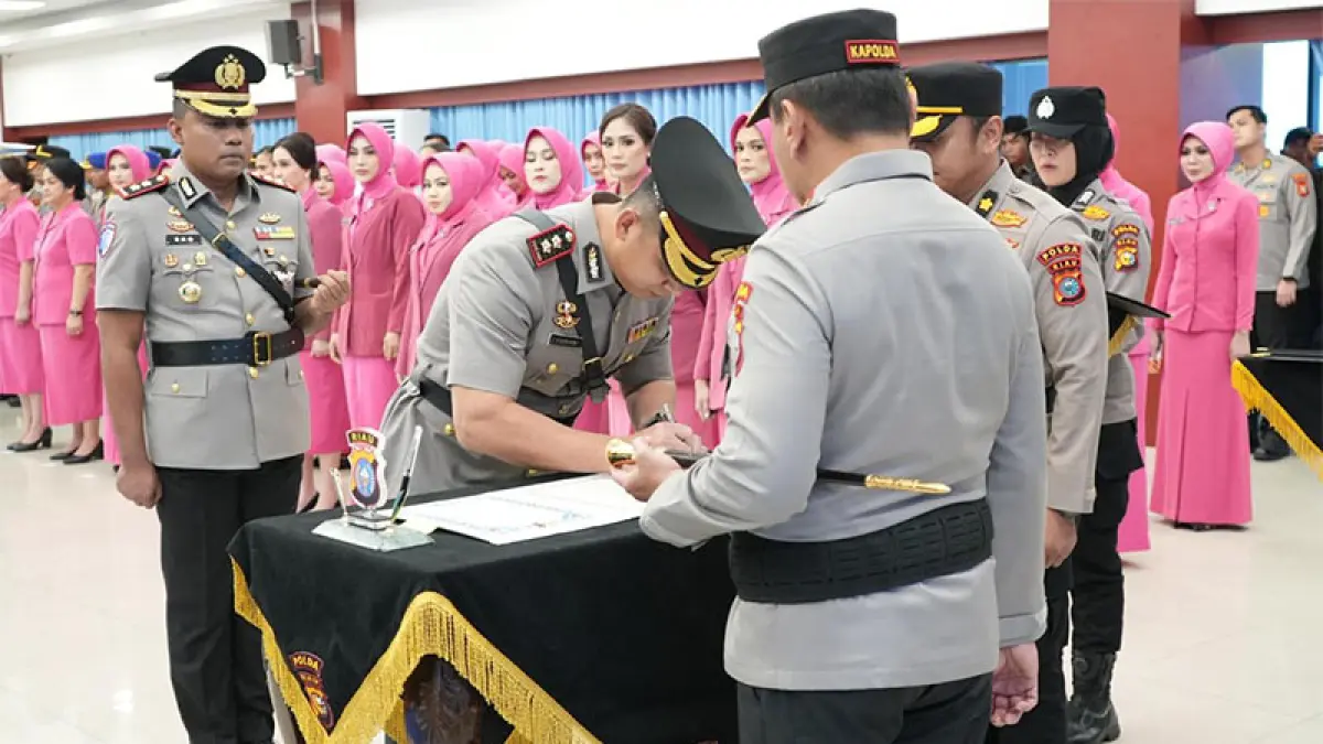 AKBP Fahrian Saleh Siregar menandatangi berita acara Sertijab di Mapolda Riau, Sabtu (26/9/2026). Foto Istimewa