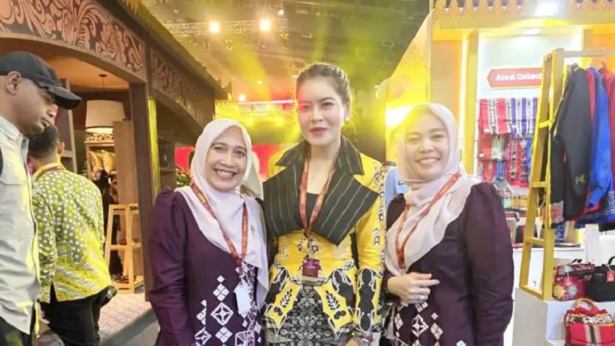 Pelaksana Tugas Ketua TP PKK Kuansing, Nurhidayah Muniroh SPdI&nbsp;&nbsp;bersama Ketua Umum Dewan Kerajinan Nasional (Dekranas), Selvi Gibran Rakabuming, dan Ketua Dharma Wanita Persatuan Kuansing, Iza Marlina SPd, saat di Kriyanusa 2026, Sabtu (26/9/2026) di JCC Jakarta.(Istimewa)