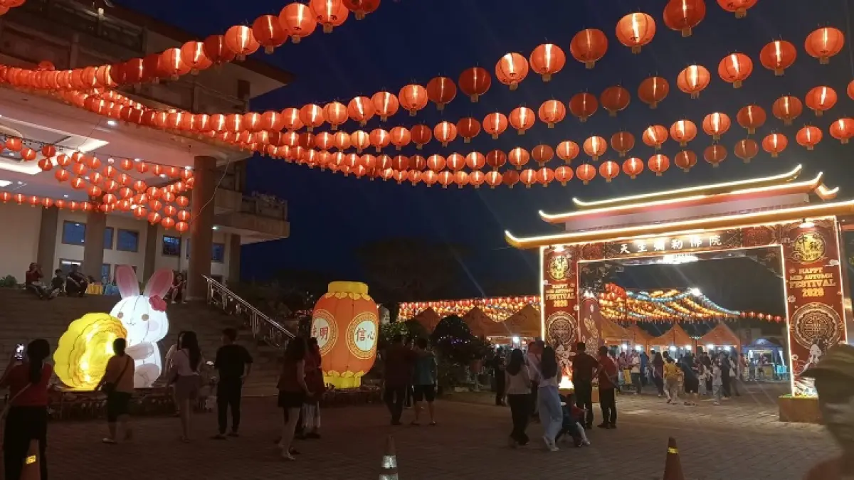 Masyarakat umum ikut merayakan festival kue bulan di Pusdiklat Bumi Suci Maitreya, Jumat (24/9/2026).(Prapti Dwi Lestari/Riaupos.co)