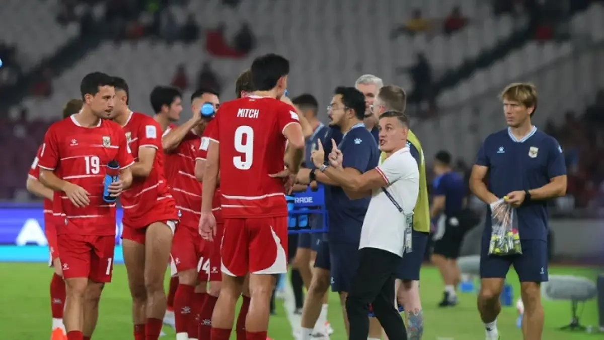 Pelatih John Herman memberi arahan kepada pemainnya saat mengalahkan Singapura 2-0 pada FIFA ASEAN Cup di SUGBK, Jakarta, Jumat (25/9/2026) malam.(Dery Ridwansah/ JawaPos.com)