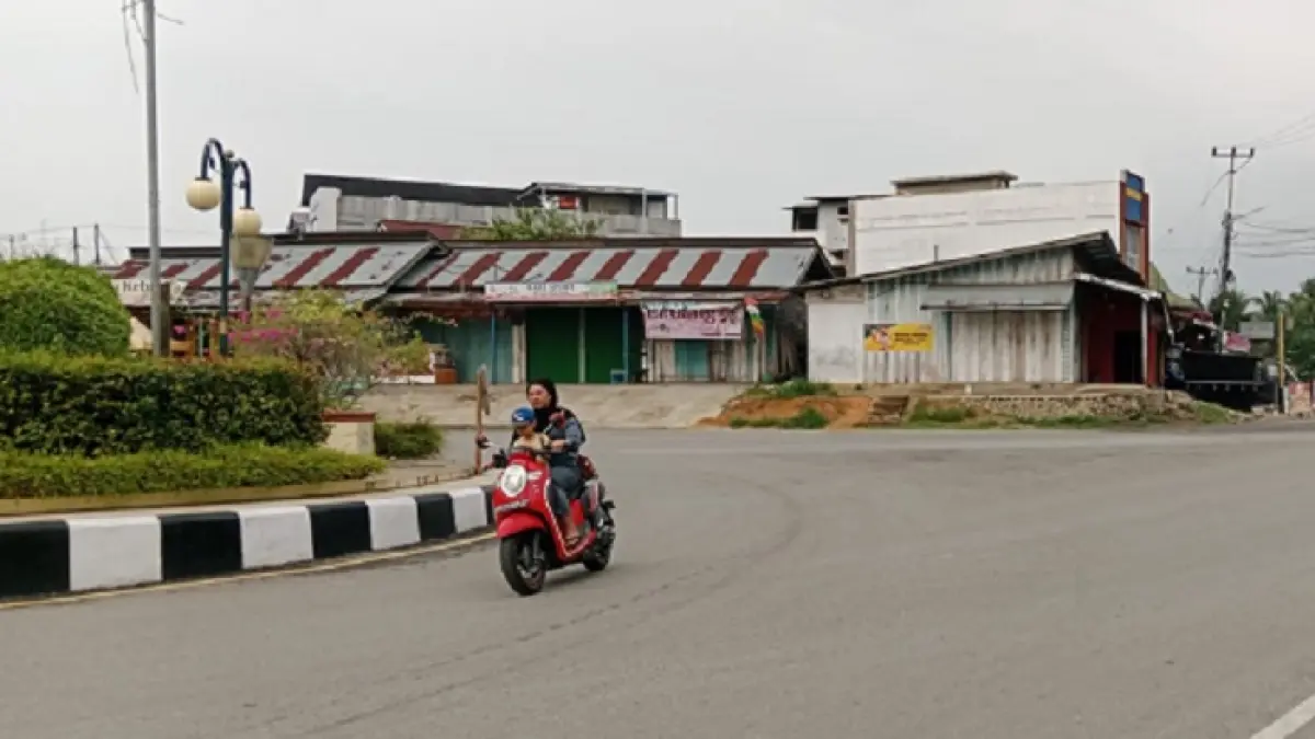 Telukkuantan terlihat sedikit berasap. Terlihat seperti daerah simpang Tiga Telukkuantan, Sabtu (26/9/2026).(Desriandi Candra/Riaupos.co)