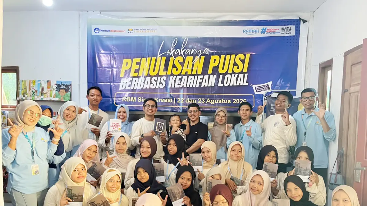 Pendiri dan Ketua Rumah Baca Masyarakat (RBM) Sinar Kreasi, Firma Elena Hidayanti (belakang, empat kiri), instrukstur Lokakarya Penulisan Puisi Berbasis Kearifan Lokal, Redovan Jamil (belakang, lima kiri) foto bersama dengan pengurus RBM dan peserta setelah acara lokakarya di Tembilahan, Indragiri Hilir, belum lama ini.