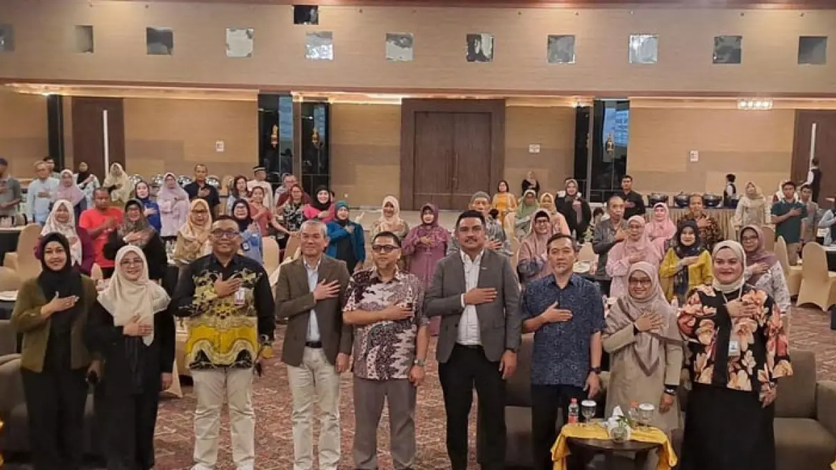 CEO KPJ Ampang Puteri Specialist Hospital, Faizuddin Yusof (empat kiri) didampingi, perwakilan BRK Syariah dari Divisi Dana dan Jasa bagian Funding Retail, Muhammad Soha (tiga kiri) dokter spesialis General Surgeon dan Hepatobiliary Surgeon Ahmad Ramzi Yusoff (tengah) foto bersama para nasabah prioritas dan umum BRK Syariah di ballroom Hotel Pangeran Pekanbaru, Sabtu (26/9/2026). (Prapti Dwi Lestari/Riaupos.co)