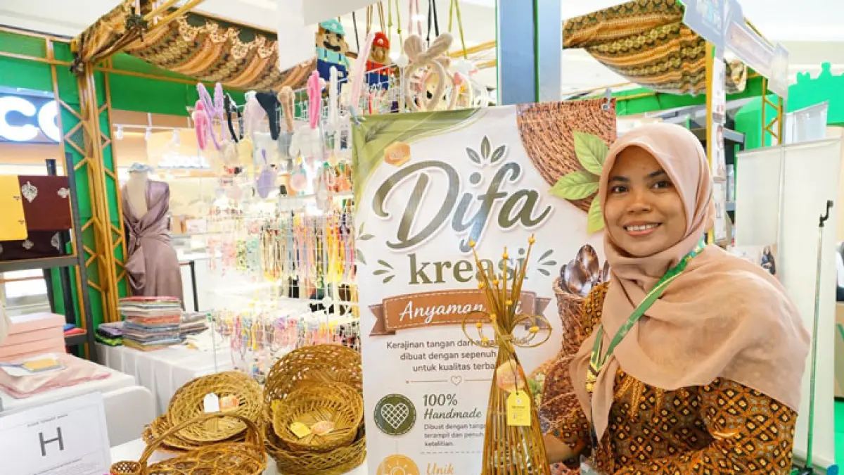 Siti Rohani memamerkan produk UMKM-nya dalam acara SMEXPO 2026 di Living World belum lama ini. (Istimewa)