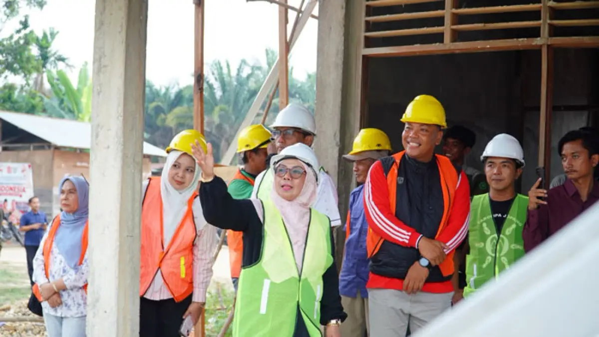 Wabup Kampar Misharti meninjau progres revitalisasi UPT SDN 012 Rantau Kasih, Kecamatan Kampar Kiri Hilir, Kabupaten Kampar, Sabtu (26/9/2026). (Diskominfo Kampar untuk Riaupos.co)
