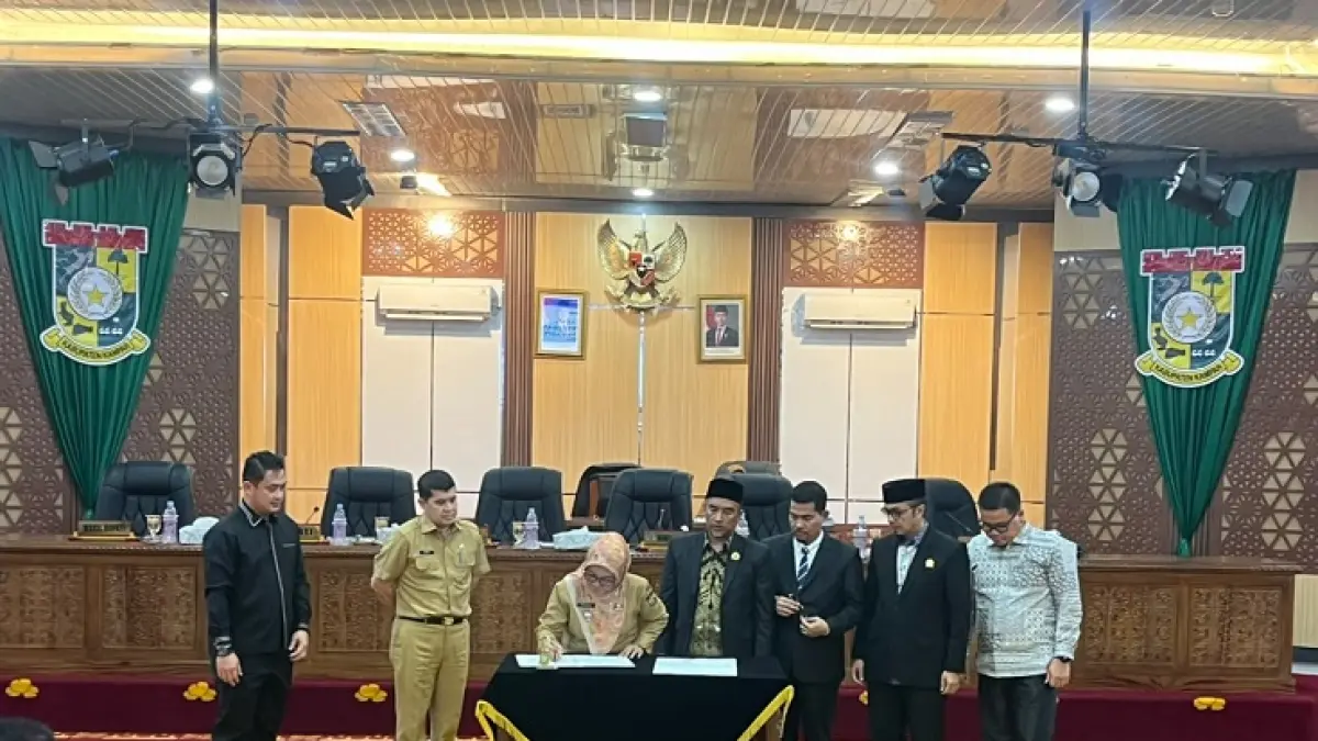 Wakil Bupati Kampar Misharti didampingi Ketua DPRD Ahmad Taridi, Wakil Ketua I Iib Nursaleh, Wakil Ketua II Zulpan Azmi, Wakil Ketua III Sunardi menandatangani Ranperda Perubahan APBD tahun anggaran 2026 di ruang rapat paripurna DPRD Kampar, Senin (28/9/2026).(Kamaruddin/Riaupos.co)