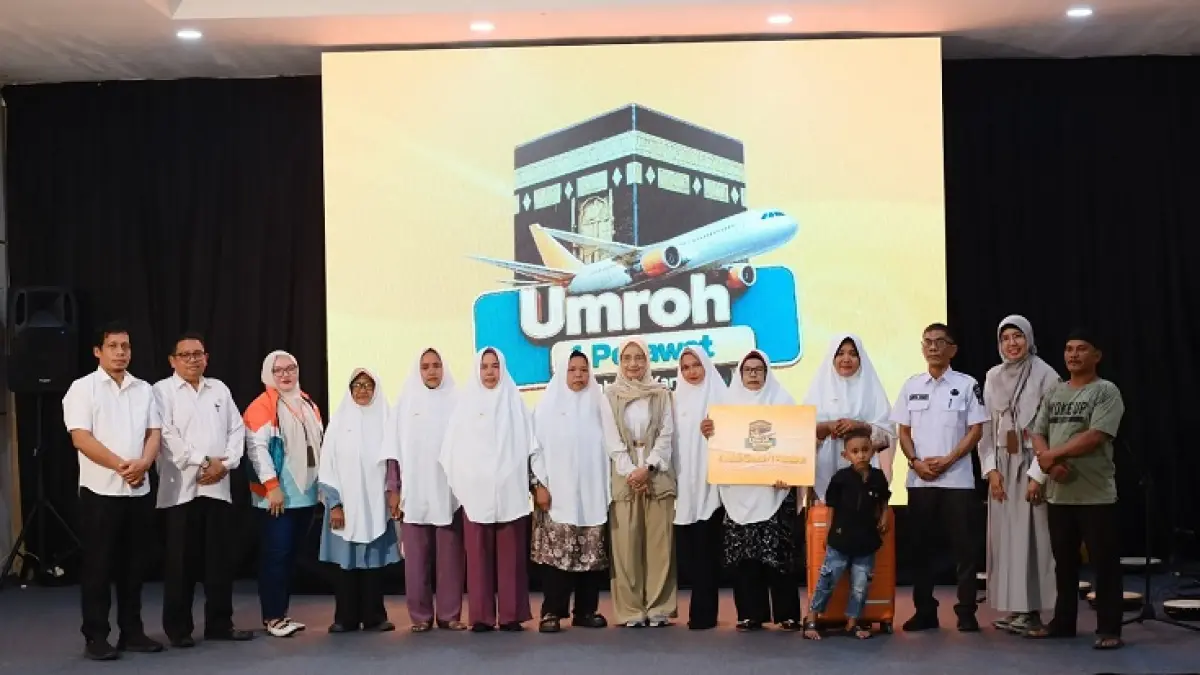 Para nasabah Sentra Bunga Ros di Kecamatan Sungai Apit, Kabupaten Siak, Provinsi Riau foto bersama Direktur BTPN Syariah Dewi Nuzulianti (tengah), Camat Sungai Apit, Albert Andry Anwar SSTP MSi dan jajaran manajemen BTPN Syariah usai menerima hadiah umrah gratis, baru-baru ini.(BTPN Syariah)