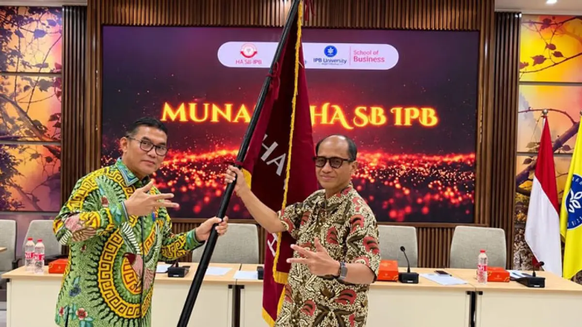Ketum HA SB IPB terpilih Dr Irvandi Gustari, SE, MBA (kiri) menerima bendera Pataka HA SB IPB dari Ketua Presidium Rapat Pleno Munas HA SB IPB Dr Minto Yuwono, SE, MBA (Tech) (kanan) saat rapat pleno Munas SB IPB di Kampus Sekolah Bisnis IPB Bogor, Sabtu (26/9/2026). (HA SB IPB untuk Riaupos.co)