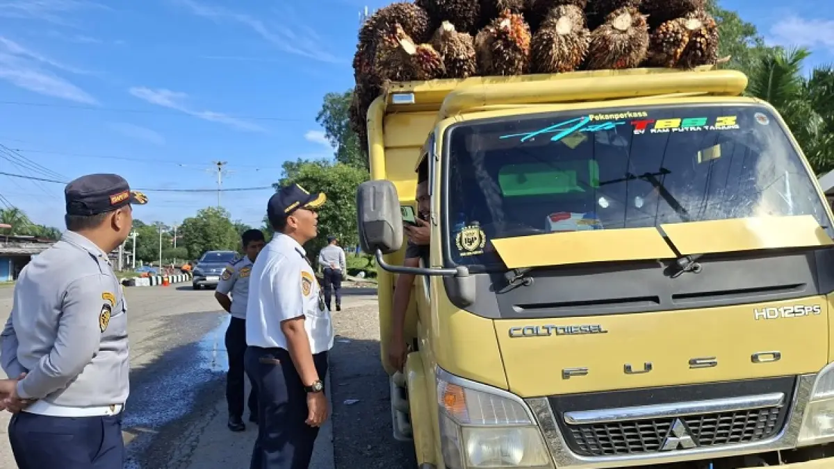 Kabid LLAJ Dishub Rohul Arie Gunadi SSTP MAp menyetop truk coltdiesel mengangkut TBS Kelapa Sawit tanpa penutup terpal atau jaring saat razia penertiban di depan Kantor Dishub Rohul Km 6 Pasirpengaraian, Senin (28/9/2026). (Dishub Rohul untuk Riaupos.co)