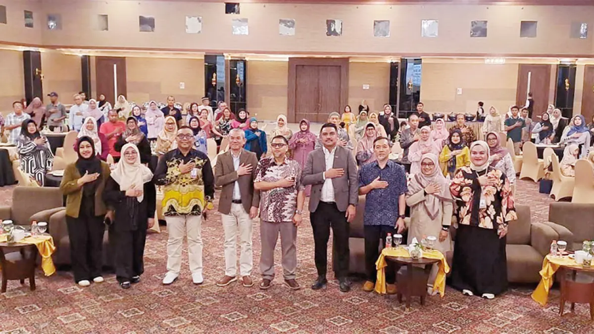 CEO KPJ Ampang Puteri Specialist Hospital Faizuddin Yusof (empat kiri) didampingi perwakilan BRK Syariah dari Divisi Dana dan Jasa bagian Funding Retail Muhammad Soha&nbsp;(tiga kiri), dan dokter spesialis General Surgeon dan Hepatobiliary Surgeon&nbsp;Ahmad Ramzi Yusoff (tengah) foto bersama para nasabah prioritas dan umum BRK Syariah di Ballroom Hotel Pangeran Pekanbaru, Sabtu (26/9/2026). (Prapti Dwi Lestari/Riau Pos)