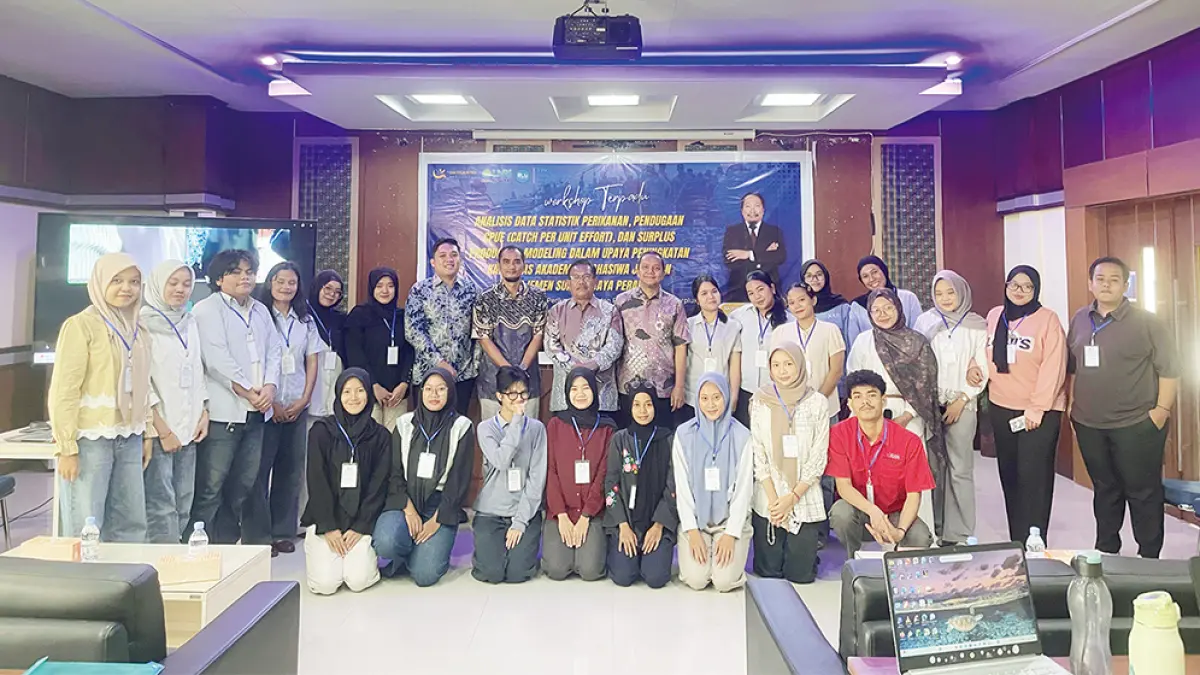 FOTO BERSAMA: Mahasiswa Jurusan Manajemen Sumber Daya Perairan, Fakultas Perikanan dan Kelautan, Universitas Riau foto bersama narasumber usai worshop Analisis Data Statistik Perikanan, Pendugaan CPUE (Catch Per Unit Effort) dan Surplus Production Modeling dalam Upaya Peningkatan Kapasitas Akademik Mahasiswa, baru-baru ini.(FAPERI UNRI UNTUK RIAU POS)