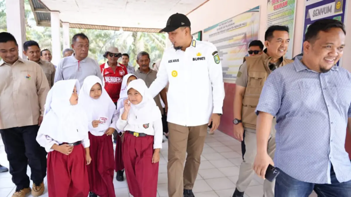 Bupati Inhu Ade Agus Hartanto menyapa murid SD di Kecamatan Batang Peranap saat turun lapangan, belum lama ini. (Diskominfotik Inhu untuk Riaupos.co)