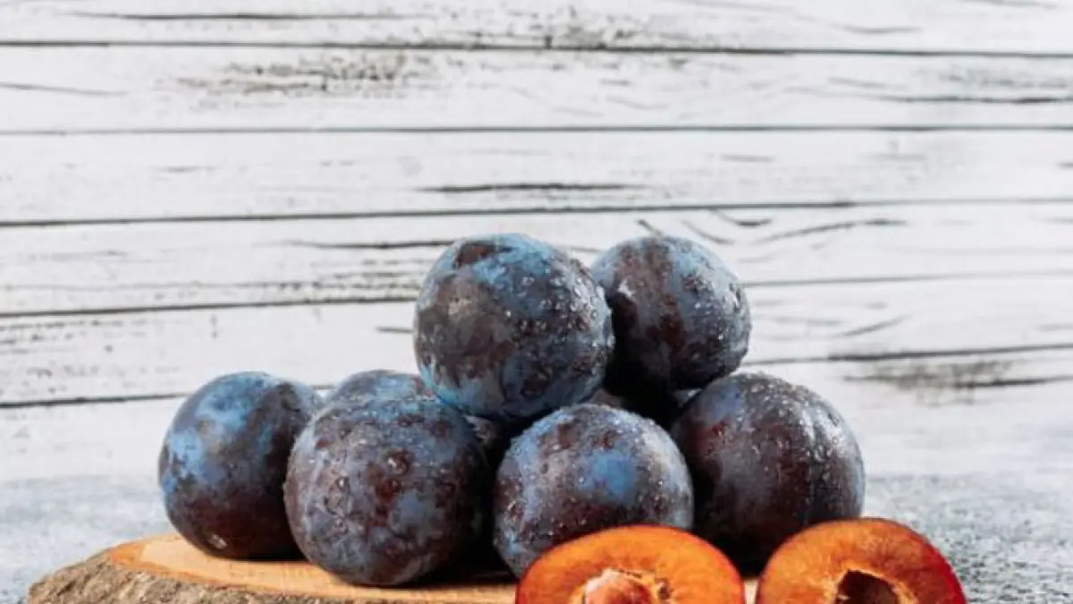 Ilustrasi buah plum. (Freepik)