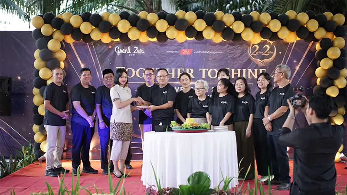 Karyawan Grand Zuri Duri Jasmani (66) dan Indika (17) mendapat tumpeng sebagai bentuk loyalitas dan apresiasi perusahaan. (Istimewa)