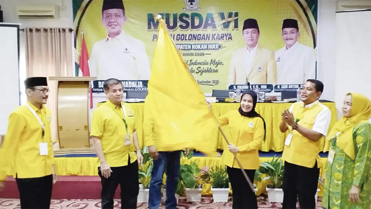 Ketua DPD II Golkar Rohul terpilih periode 2026-2031 Evi Juliana mengibarkan bendera&nbsp;Partai Golkar usai terpilih secara aklamasi dalam Musda VI di Hotel Sapadia Rohul, Sabtu (26/9/2026). (Engki Prima Putra/riau pos)