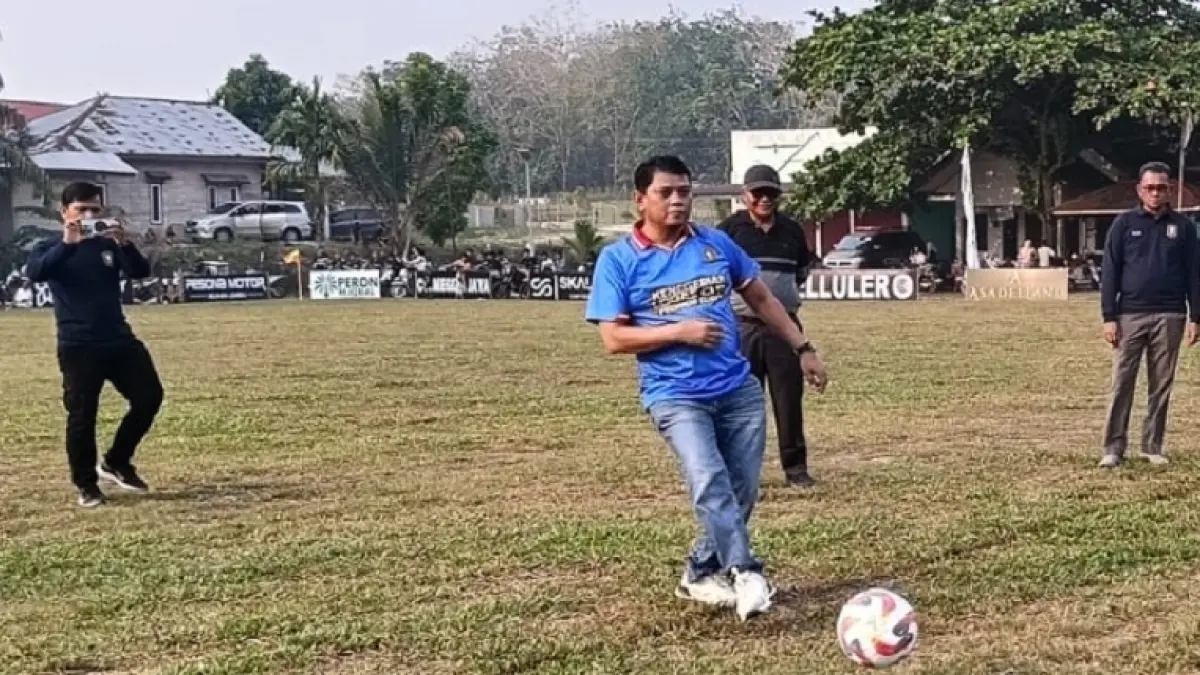 Ketua Komisi II DPRD Kuansing, Fedrios Gusni melakukan tendangan pertama Logas Cup 2026, Senin (28/9/2026) sore di lapangan Desa Logas Kecamatan Singingi.(Istimewa)