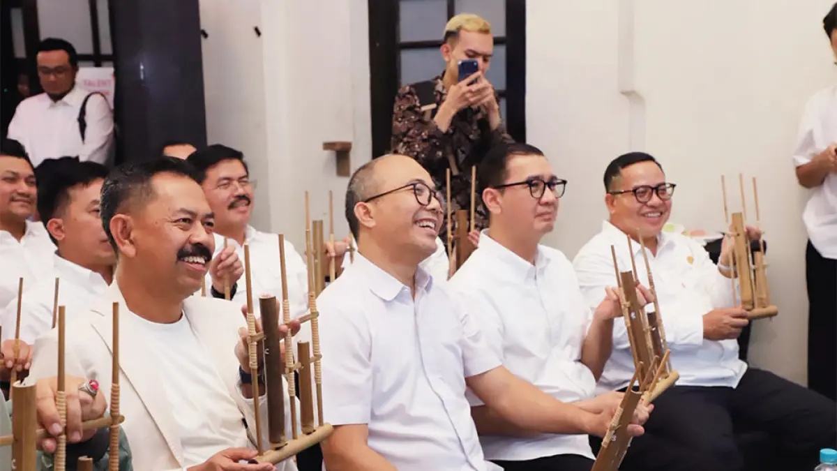 Dari kiri, Wakil Jaksa Agung RI Prof Dr Asep N Mulyana SH MHum, Deputi Bidang Kewirausahaan Kementerian UMKM M Riza Damanik, Direktur SDM dan Hukum IFG Rizal Ariansyah, dan Direktur Utama Jamkrindo Abdul Bari memainkan alat musik angklung saat acara kolaborasi PT Jamkrindo (Persero) dan holding Indonesia Financial Group (IFG) di Gedung IFG Life Asia Afrika, Bandung, baru-baru ini. (JAMKRIDO UNTUK RIAU POS)