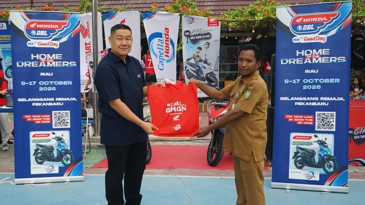 Promotion Section Head PT Capella Dinamik Nusantara Haryanto Budiman menyerahkan cendera mata kepada Wakil Kepala Sekolah SMAN 12 Pekanbaru Bid Humas Alirman MPd saat roadshow Honda DBL with Kopi Good Day 2026 Riau di  SMAN 12 Pekanbaru, Selasa (29/9/2026).(EVAN GUNANZAR/RIAU POS)