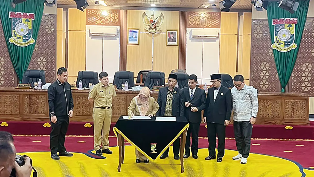 Wakil Bupati Kampar Misharti didampingi Ketua DPRD Ahmad Taridi, Wakil Ketua I Iib Nursaleh, Wakil Ketua II Zulpan Azmi, dan Wakil Ketua III Sunardi menandatangani Ranperda Perubahan APBD tahun anggaran 2026 di ruang rapat paripurna DPRD Kampar, Senin (28/9/2026). (Kamaruddin/Riau pos)