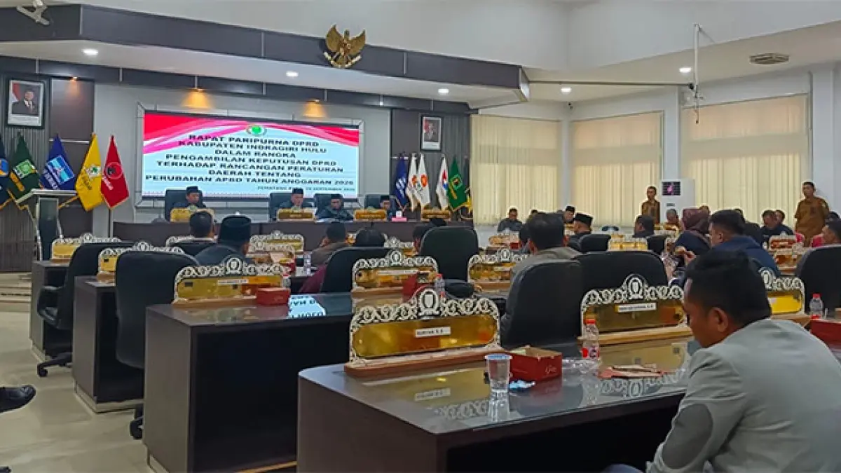Ketua DPRD Sabtu Pradansyah Sinurat didampingi pimpinan dewan lainnya saat memimpin rapat paripurna tentang perubahan APBD tahun anggaran 2026, Selasa (29/9). Foto Raja Kasmedi