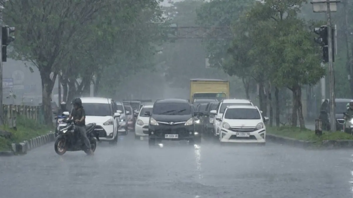 Pengendara diguyur hujan ketika melintas di Jalan Soekarno-Hatta, Pekanbaru, Selasa (29/9/2026) (MHD AKHWAN/RIAUPOS.CO)
