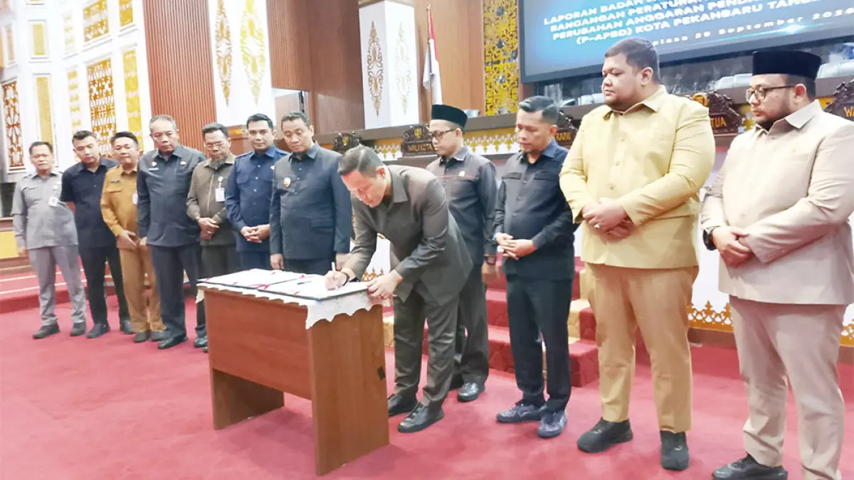 Wali Kota Pekanbaru Agung Nugroho didampingi Wakil Wali Kota Pekanbaru Markarius Anwar, Sekretaris Kota Pekanbaru Zulhelmi Arifin bersama pimpinan DPRD Pekanbaru menandatangani pengesahan APBD Perubahan 2026 di Gedung DPRD Pekanbaru, Selasa (29/9/2026). (ISTIMEWA)