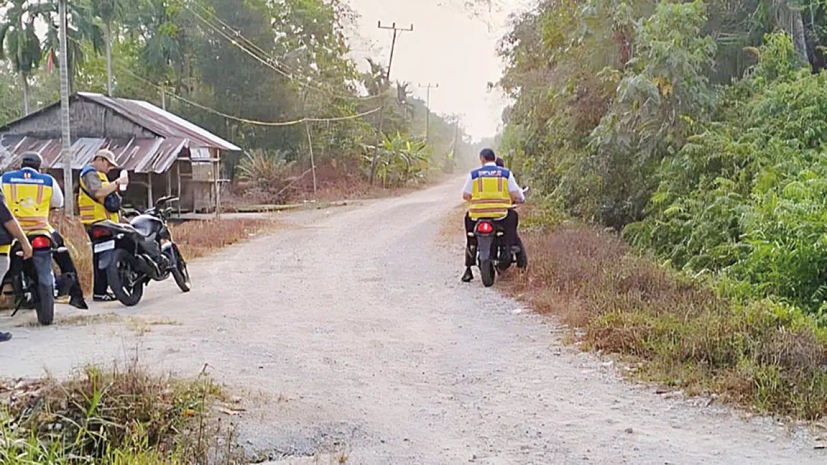 SURVEI JALAN: Jajaran PUPR Kepulauan Meranti melakukan survei kondisi Jalan Rangsang-Kayu Ara, Kepulauan Meranti, Selasa (29/9/2026). Survei dilakukan sebagai bagian dari upaya pemerintah daerah mengevaluasi kondisi infrastruktur jalan. (PUPR Kepulauan Meranti untuk Riau Pos)