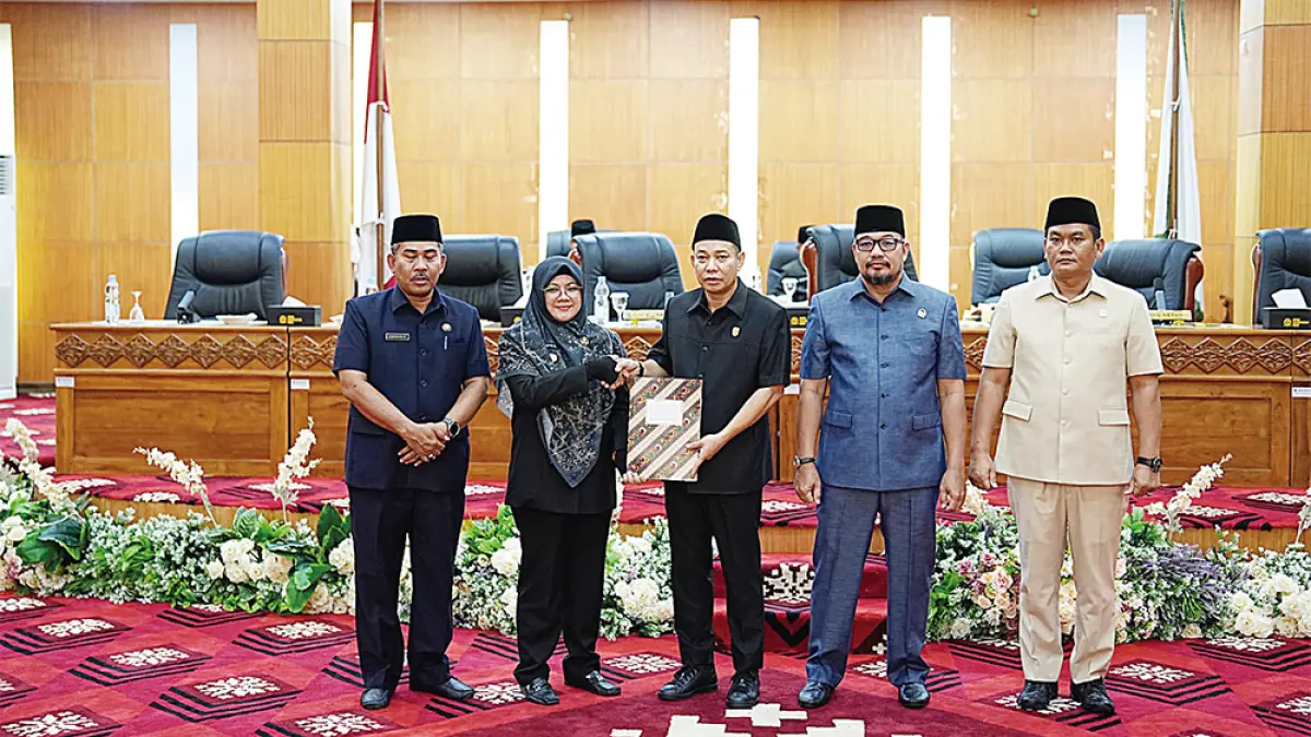 MENERIMA PENGANTAR NOTA KEUANGAN: Ketua DPRD Siak Indra Gunawan, Wakil Ketua I H Syarif, Wakil Ketua II Laiskar Jaya, disaksikan Sekda Mahadar menerima pengantar nota keuangan Rancangan Anggaran Pendapatan dan Belanja Daerah Perubahan (RAPBD-P) Kabupaten Siak Tahun Anggaran 2026 dari Bupati Siak Afni Z di ruang Paripurna Putri Kaca Mayang, Kantor DPRD Siak, Jumat (25/9/2026). (HUMAS DPRD SIAK UNTUK RIAU POS)
