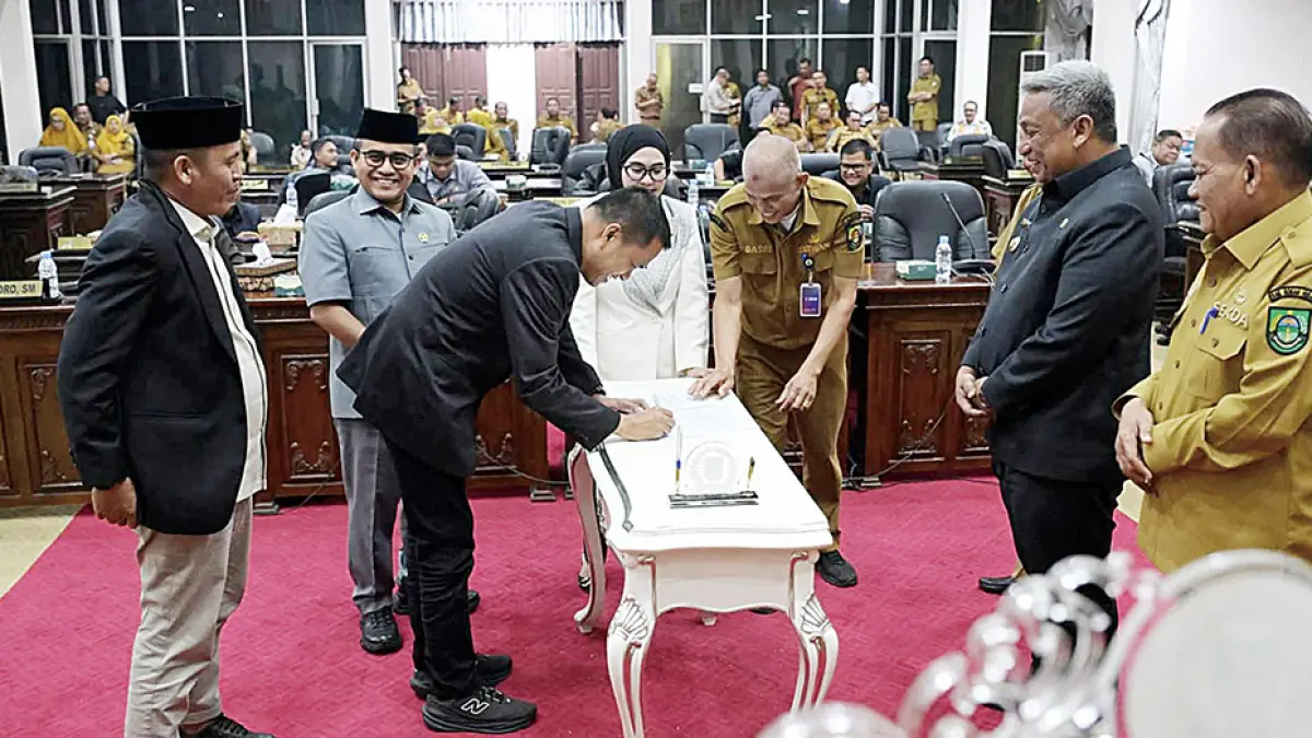 menyaksikan: Bupati Rohul Anton ST MM (dua kanan) menyaksikan Wakil Ketua DPRD Rohul Nono Patria Pratama menandatangani berita acara persetujuan bersama APBD Perubahan Tahun Anggaran 2026 dalam rapat paripurna di Gedung DPRD Rohul, Senin (28/9/2026) malam. (Humas DPRD Rohul untuk Riau Pos)