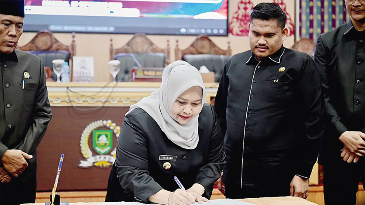 Bupati Bengkalis Hj Kasmarni menan­datangani nota keuangan Perda Perubahan APBD 2026 di Ruang Rapat Paripurna DPRD Kabupaten Bengkalis, Selasa (29/9/2026). (diskominfo bengkalis untuk riau pos)