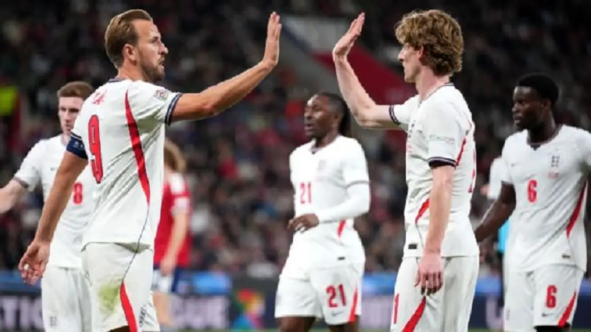 Harry Kane merayakan gol kedua Inggris melawan Republik Ceko bersama Anthony Gordon dalam lanjutan Grup A3 UEFA Nations League di Praha. (Gabriel Kuchta - UEFA/UEFA via Getty Images)