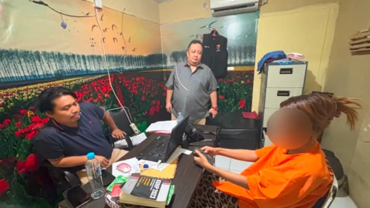 Pelaku saat diinterogasi di Polsek Sukajadi. (Polsek Sukajadi untuk Riaupos.co)