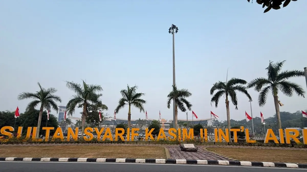 Penerbangan di Bandara SSK II masih aman dan lancar kendati Pekanbaru diselimuti kabut.)(Istimewa)