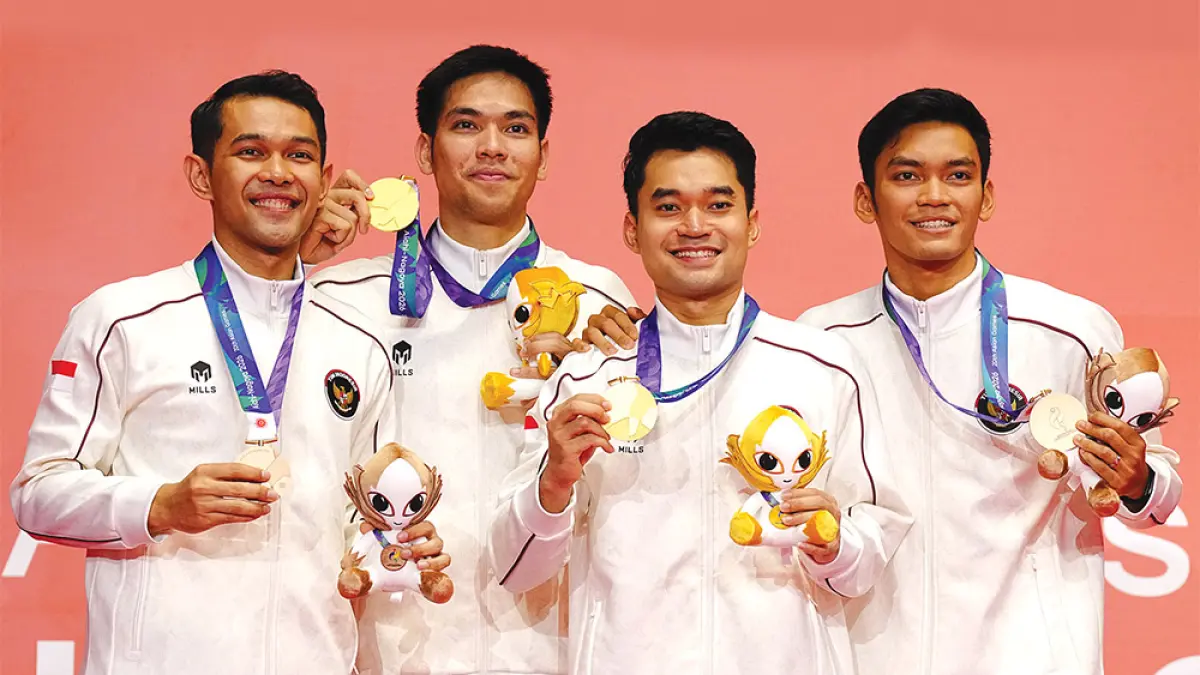 Ganda putra Indonesia Daniel Marthin (kiri) dan Leo Rolly Carnando merayakan kemenangan atas ganda Cina Liang Weikeng/Wang Chang dalam pertandingan final Asian Games 2026 di Ichinomiya City Municipal Gymnasium, Jepang, Selasa (29/9/2026). Inset, ganda putra Indonesia lainnya, Fajar Alfian (kiri) dan Shohibul Fikri (dua kiri) memperlihatkan medali perunggu. (Yuichi YAMAZAKI/AFP)