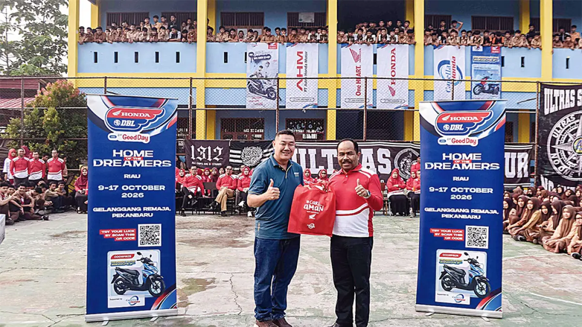 Promotion Section Head PT Capella Dinamik Nusantara Haryanto Budhiman menyerahkan cendera mata kepada Kepala SMK Negeri 4 Pekanbaru Djunaidi MPd saat roadshow Honda DBL with Kopi Good Day 2026 Riau di  SMKN 4 Pekanbaru, Rabu (30/9/2026). (DBL RIAU untuk Riau Pos)