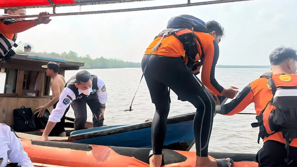 Tim SAR mengevakuasi penumpang kapal yang mengalami mati mesin di perairan Sungai Dua Batang Suir, Kepulauan Meranti, Rabu (30/9/2026). Enam penumpang berhasil dievakuasi menggunakan RIB 03 Meranti dan dibawa menuju Pelabuhan Suak Meranti. (SAR Meranti untuk Riau Pos)