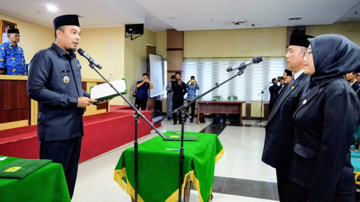Bupati Inhu Ade Agus Hartanto saat melantik 247 orang Kepsek dilingkungan Disdikbud Inhu, Kamis (1/10/2026). (Kasmedi/Riaupos.co)