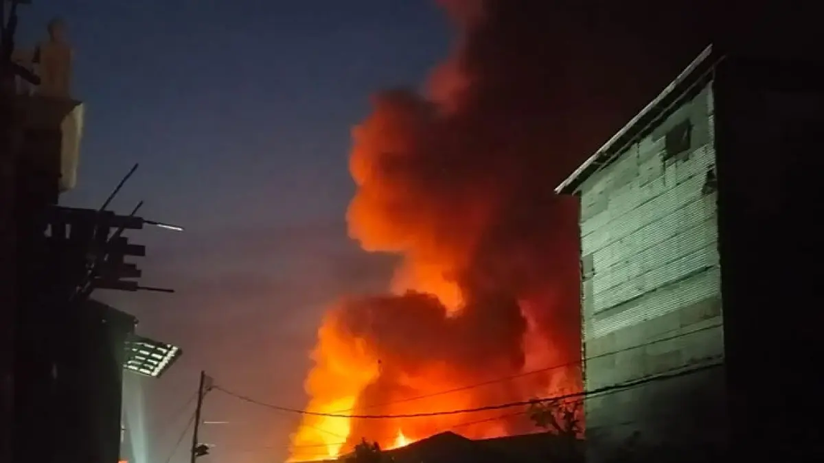 Kebakaran hebat terjadi di Bagansiapiapi, Kabupaten Rokan Hilir (Rohil) tepatnya di lingkungan Jalan SGB-Danau Toba di Kelurahan Bagan Barat, Bangko, Kamis (1/10/2026). (Istimewa)