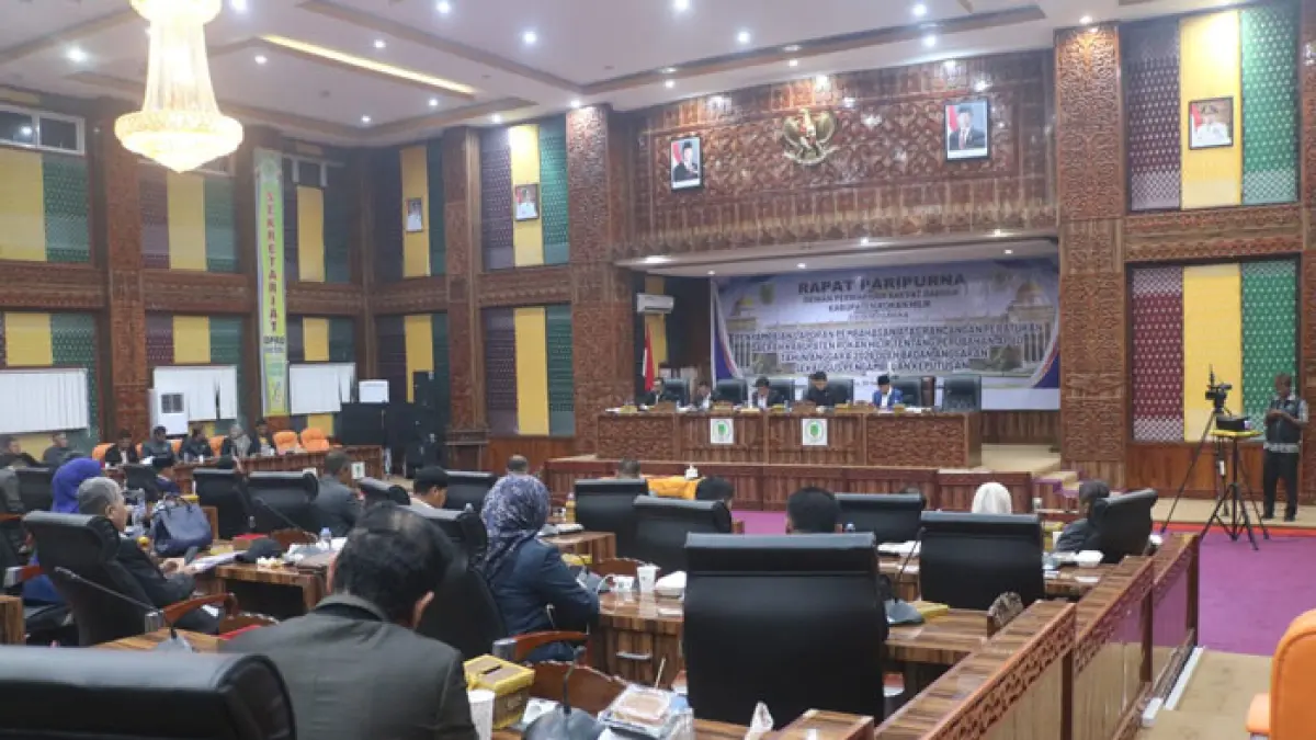 Pelaksanaan rapat paripurna di aula rapat DPRD Rohil, Rabu (30/9/2026) malam. (Zulfadhli/Riaupos.co)
