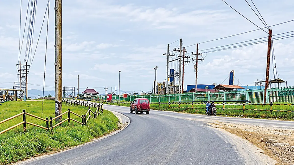 PHR memperbaiki akses jalan area operasi demi kelancaran operasional migas dan memperlancar mobilitas masyarakat. Terlihat aktivitas lalulintas berlangsung lancar di Jalan Rangau, Duri usai diperbaiki PHR. (PHR UNTUK RIAU POS)