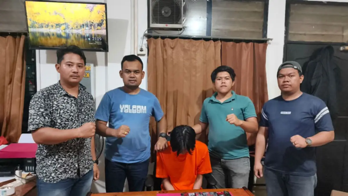 Tersangka inisial GT  bersama barang bukti diamankan di Mapolsek Kateman untuk proses penyidikan lebih lanjut, Kamis (1/10/2026). (Istimewa)