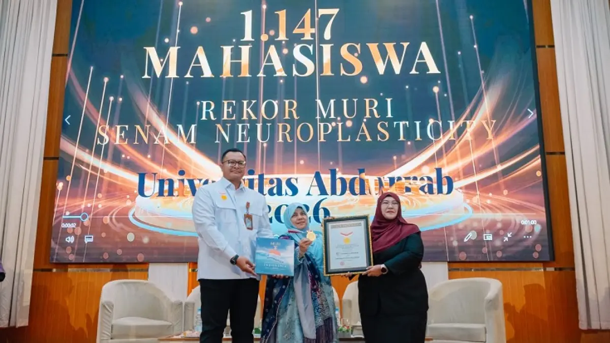 Direktur Marketing MURI Awan Rahargo menyerahkan sertifikat Rekor MURI Senam Neuroplasticity Terbanyak kepada Pembina Yayasan Abdurab Dr dr Susiana Tabrani MPd didampingi, Rektor Univrab Prof Susi Endrini SSi MSc PhD, Kamis (1/10/2026).(UNIVERSITAS ABDURRAB UNTUK RIAU POS)