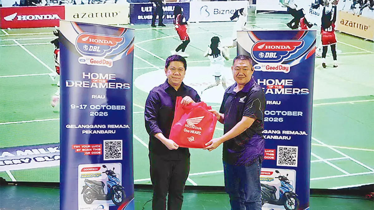 Promotion Section Head PT Capella Dinamik Nusantara Haryanto Budhiman menyerahkan cendera mata kepada Kepala SMA Darma Yudha Pekanbaru Christian Pramudana saat roadshow Honda DBL with Kopi Good Day 2026 Riau di SMA Darma Yudha Pekanbaru, Kamis (1/10/2026). (EVAN GUNANZAR/RIAU POS)