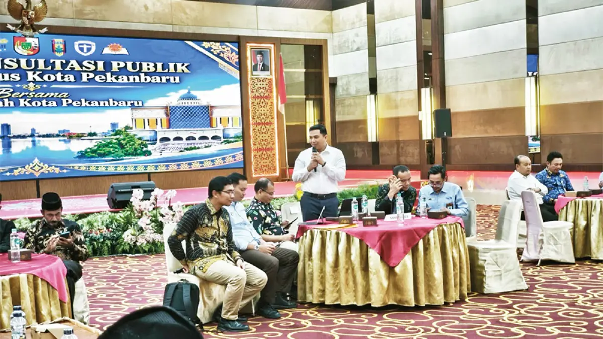 Sekdako Pekanbaru Zulhelmi Arifin menyampaikan pandangannya di hadapan Kepala Perwakilan BPKP Riau Evenri Sihombing, Rektor Unilak Prof Junaidi dan narasumber dalam Forum Konsultasi publik Cipayung Plus dan Pemko Pekanbaru, Kamis (1/10/2026). (M ALI NURMAN/RIAU POS)